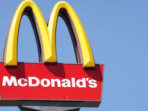 Leváltották a McDonald’s vezérét egy alkalmazottal folytatott szerelmi viszony miatt