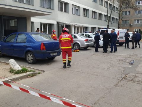 Evakuálnak egy temesvári lakótömböt, miután gyanús körülmények között többen életüket vesztették