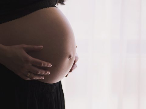Kínai kutatók szerint nem terjed a vírus várandós anyáról a születendő gyerekre