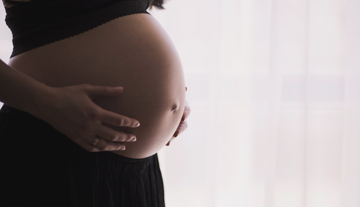 Kínai kutatók szerint nem terjed a vírus várandós anyáról a születendő gyerekre