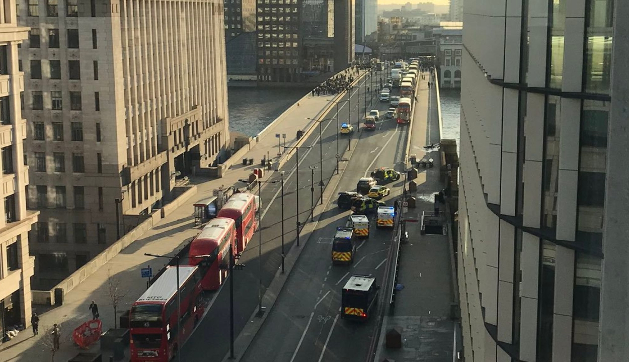 FRISSÍTVE: Ketten meghaltak, hárman megsérültek egy késeléses támadásban Londonban