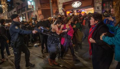Könnygázzal oszlatták fel a nők elleni erőszak elleni békés tüntetést Isztambulban