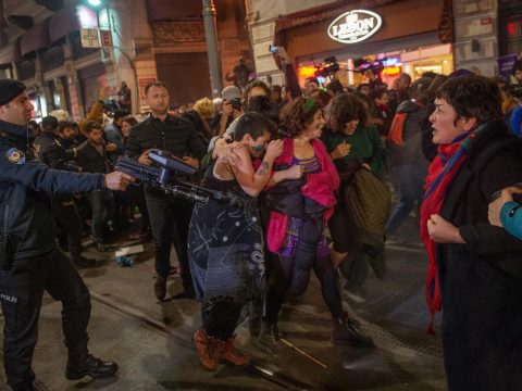 Könnygázzal oszlatták fel a nők elleni erőszak elleni békés tüntetést Isztambulban