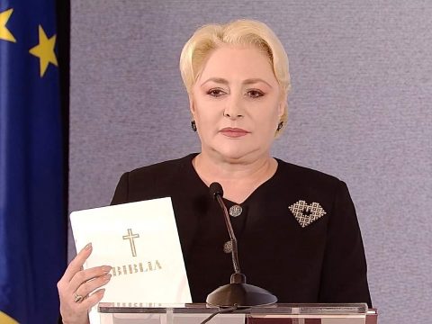 Dăncilă három ajándékot készített elő Johannisnak: egy trikolórt, egy alkotmányt és egy Bibliát