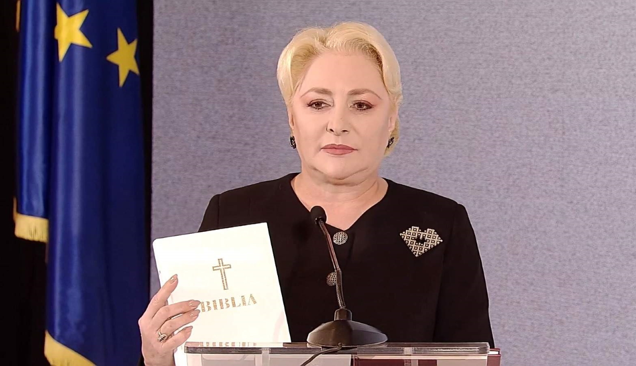 Dăncilă három ajándékot készített elő Johannisnak: egy trikolórt, egy alkotmányt és egy Bibliát