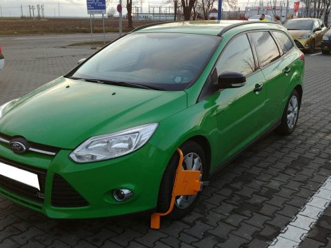 Lezárt járművek a Lidlnél