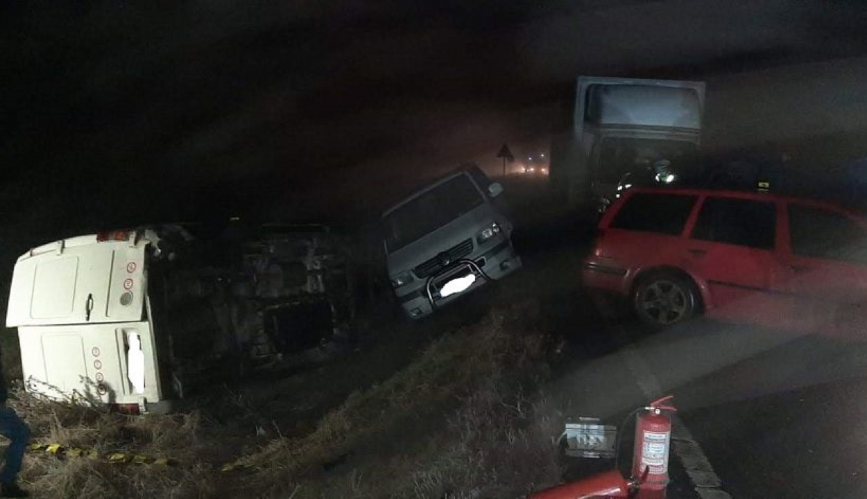 Hat autó ütközött a köd és a jeges út miatt, két személy megsérült