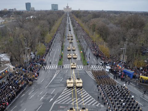 Katonai felvonulásokkal, díszrepülésekkel és kulturális műsorokkal ünnepelték december elsejét