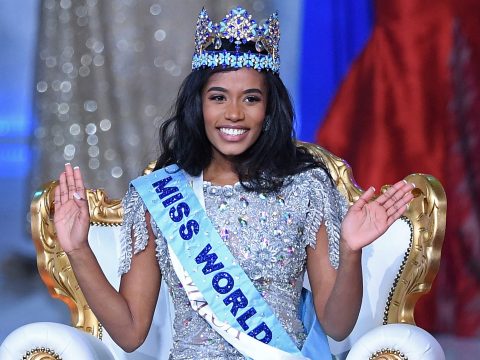 Jamaikai énekesnőt koronáztak meg a Miss World szépségversenyen