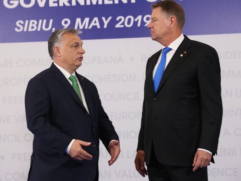 Klaus Iohannis megköszönte Orbán Viktornak a koronavírusos betegek ellátásában nyújtott segítséget