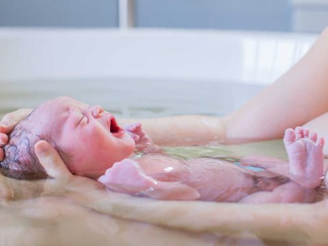 A vízben szülés ugyanolyan biztonságos, mint a hagyományos