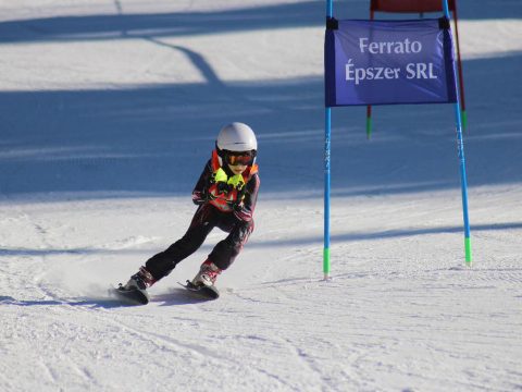 Egész hétvégén versenyeztek a sízők