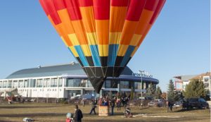 Az ifjú párok esküvői fotózása is lehetséges a hőlégballonban Fotó: Tofán Levente