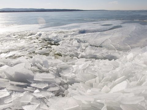 Befagyott a Balaton, de nem lehet korcsolyázni rajta