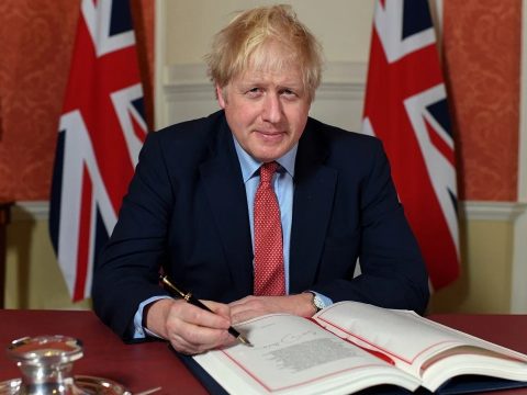 Brexit: Boris Johnson aláírta a kilépési megállapodást