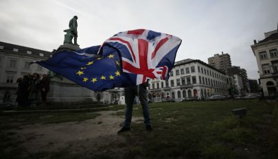 A brit parlament előtt egyesek szomorúan, mások ünnepelve várják a Brexit pillanatát