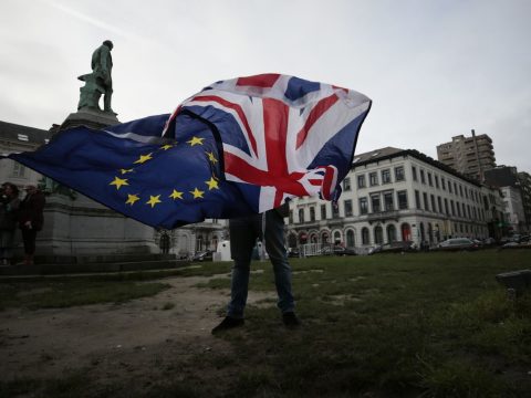 A brit parlament előtt egyesek szomorúan, mások ünnepelve várják a Brexit pillanatát