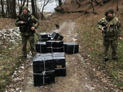 A cigarettát hátrahagyva menekültek a csempészek