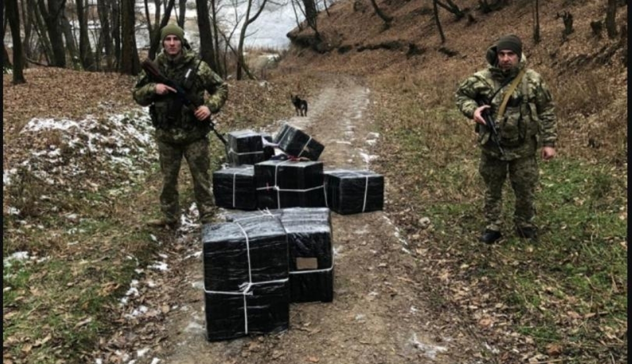 A cigarettát hátrahagyva menekültek a csempészek