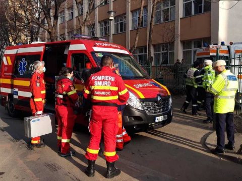 FRISSÍTVE: Evakuáltak egy bukaresti iskolát, miután több diák rosszullétre panaszkodott