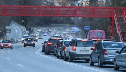 Elkezdődött a hétvégi torlódás: kocsisor alakult ki a Prahova völgyében