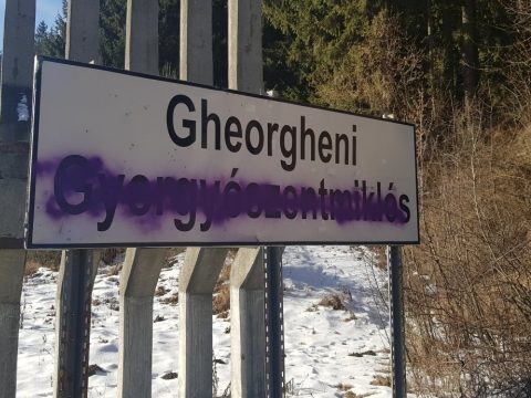 Festékszóróval fújták le a gyergyószentmiklósi és gyilkostói helységnévtáblák magyar feliratait