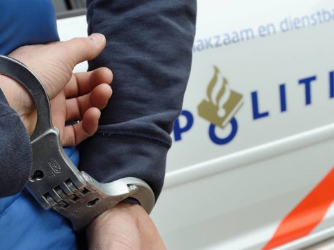 30 mobiltelefonnal a nadrágjában kaptak el egy román férfit Hollandiában