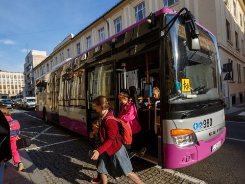 Jövő tanévtől ingyenessé válik a közszállítás a diákok számára