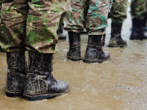 Felakasztva találtak egy katonát egy Kolozs megyei kaszárnyában