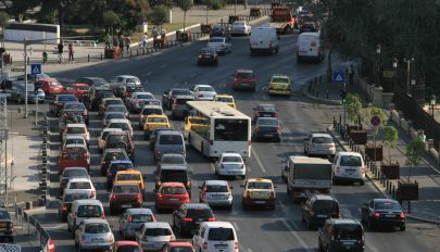 8,7 millió közúti jármű volt tavaly Romániában, közel 80 százalékuk tíz évnél idősebb