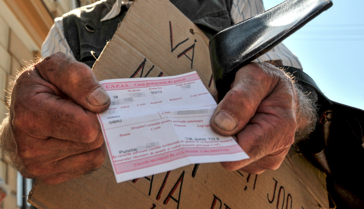 A nyugdíjasok folytatják a tiltakozó akciókat, hogy a kormány elálljon a nyugdíjak befagyasztásától