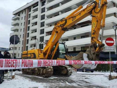 Öt hónapos kislányával karjaiban ugrott ki a tizedikről egy brassói férfi