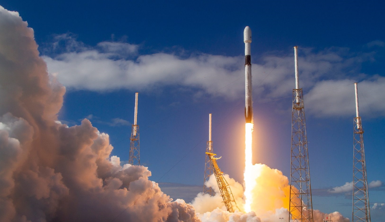 Az „űrinternet” újabb 60 műholdját bocsátotta fel a SpaceX