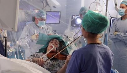 Hegedűn játszott agyműtéte közben egy brit nő