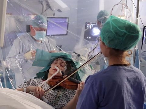 Hegedűn játszott agyműtéte közben egy brit nő