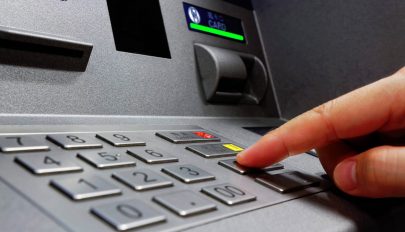 Robbantással raboltak ki egy bankautomatát Sinaián