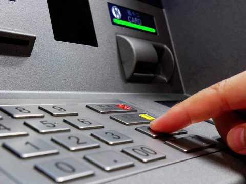 Robbantással raboltak ki egy bankautomatát Sinaián