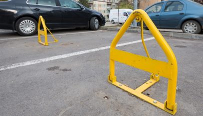 Sepsiszentgyörgy Önkormányzata újabb licitet szervez a lakónegyedi parkolók bérbeadására