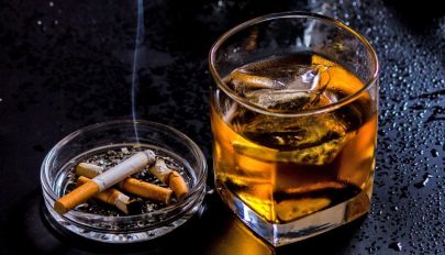 Gyorsítja az agy öregedését a rendszeres alkohol- és dohányfogyasztás