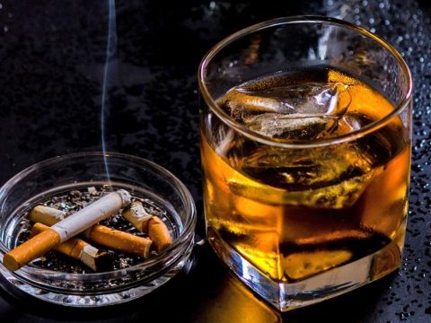 Gyorsítja az agy öregedését a rendszeres alkohol- és dohányfogyasztás