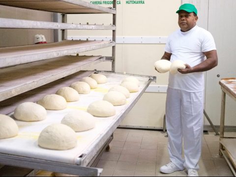 Ditró: kibékült a Srí Lanka-i munkavállalókat alkalmazó pékség a tiltakozókkal