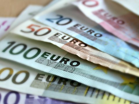 Jóváhagyta a kormány az EB által nyújtott 14,94 milliárd eurós hitel lehívását