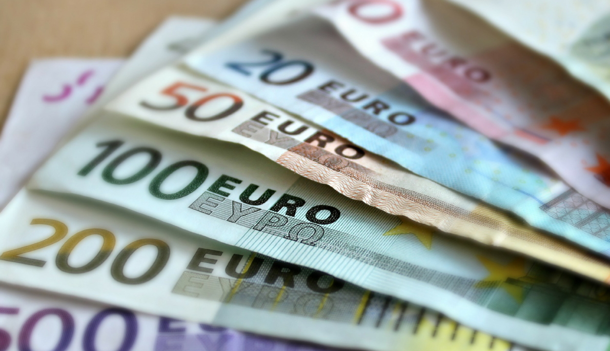 Jóváhagyta a kormány az EB által nyújtott 14,94 milliárd eurós hitel lehívását