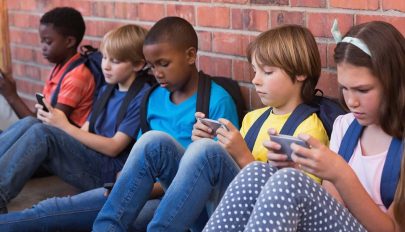 A gyerekek egyharmada jobban érzi magát az interneten mint offline