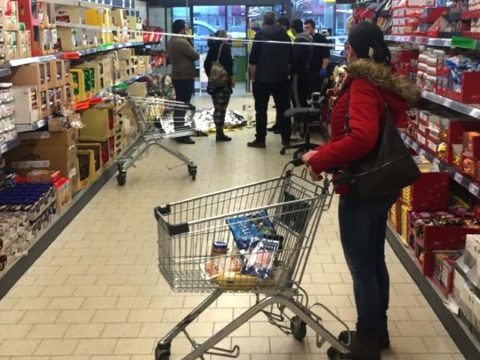 Egy halott férfit kerülgettek a vásárlók egy temesvári szupermarketben