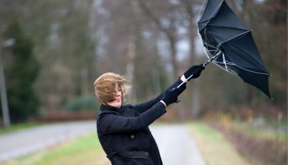 Viharos erejű szélre figyelmeztetnek 14 megyében