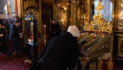 Koronavírus: az ortodox egyház ideiglenesen eltekint az ikonok csókolgatásától