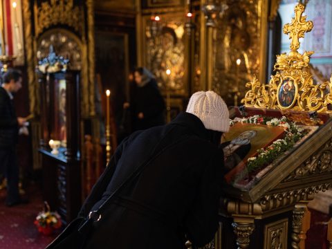 Koronavírus: az ortodox egyház ideiglenesen eltekint az ikonok csókolgatásától