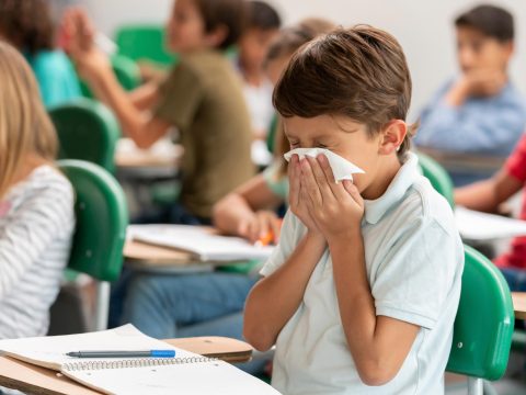 A tanügyminisztérium a külföldi utazások felfüggesztésére szólítja fel az iskolákat
