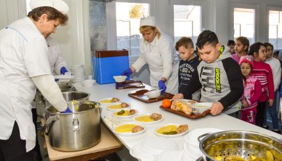 Több mint 66 millió lejt különített el a kormány a Meleg étel az iskolában program folytatására